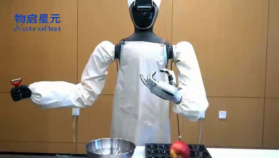 机器人双手协同完成苹果削皮